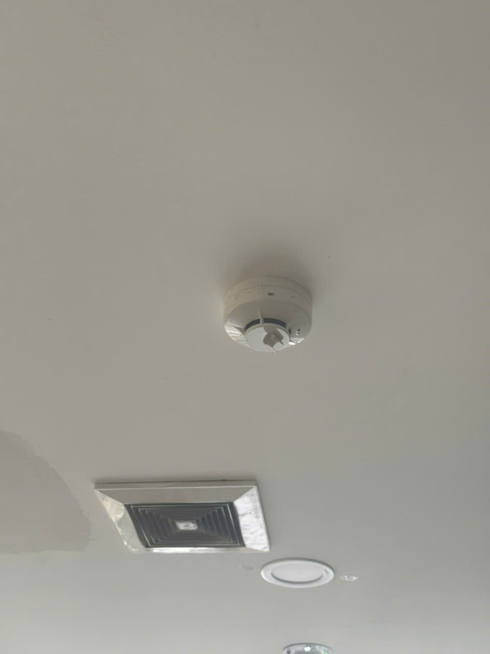 Cảm biến báo khói hành lang tầng trệt