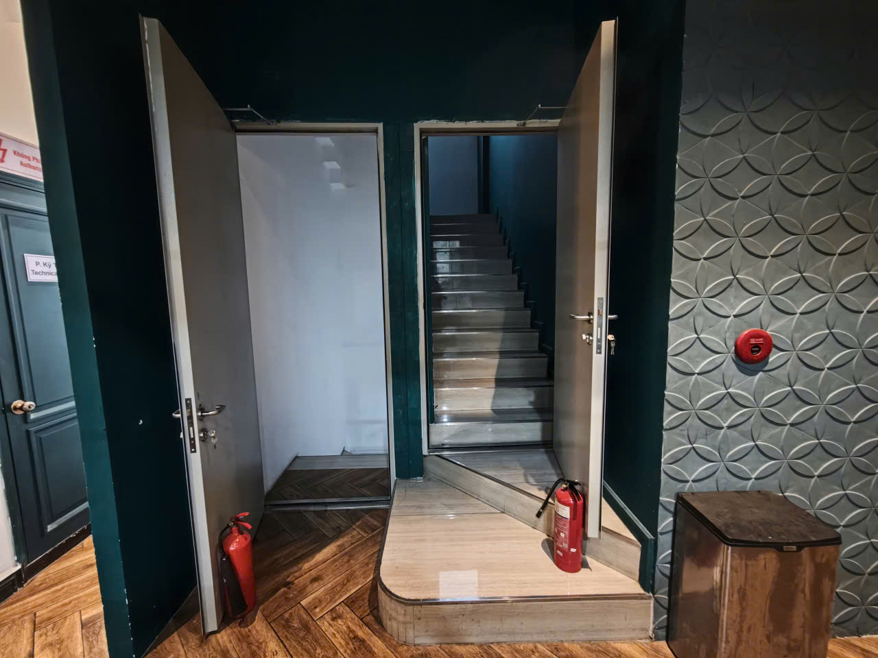 Bình chữa cháy& lối thang buồng kín tầng Trệt