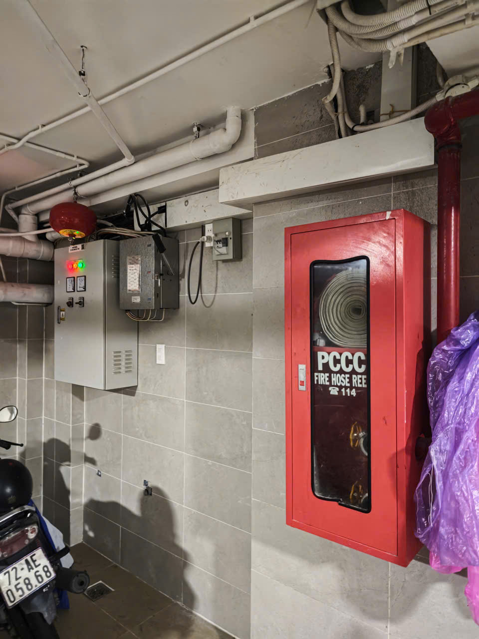Tủ vòi chữa cháy ở hầm
