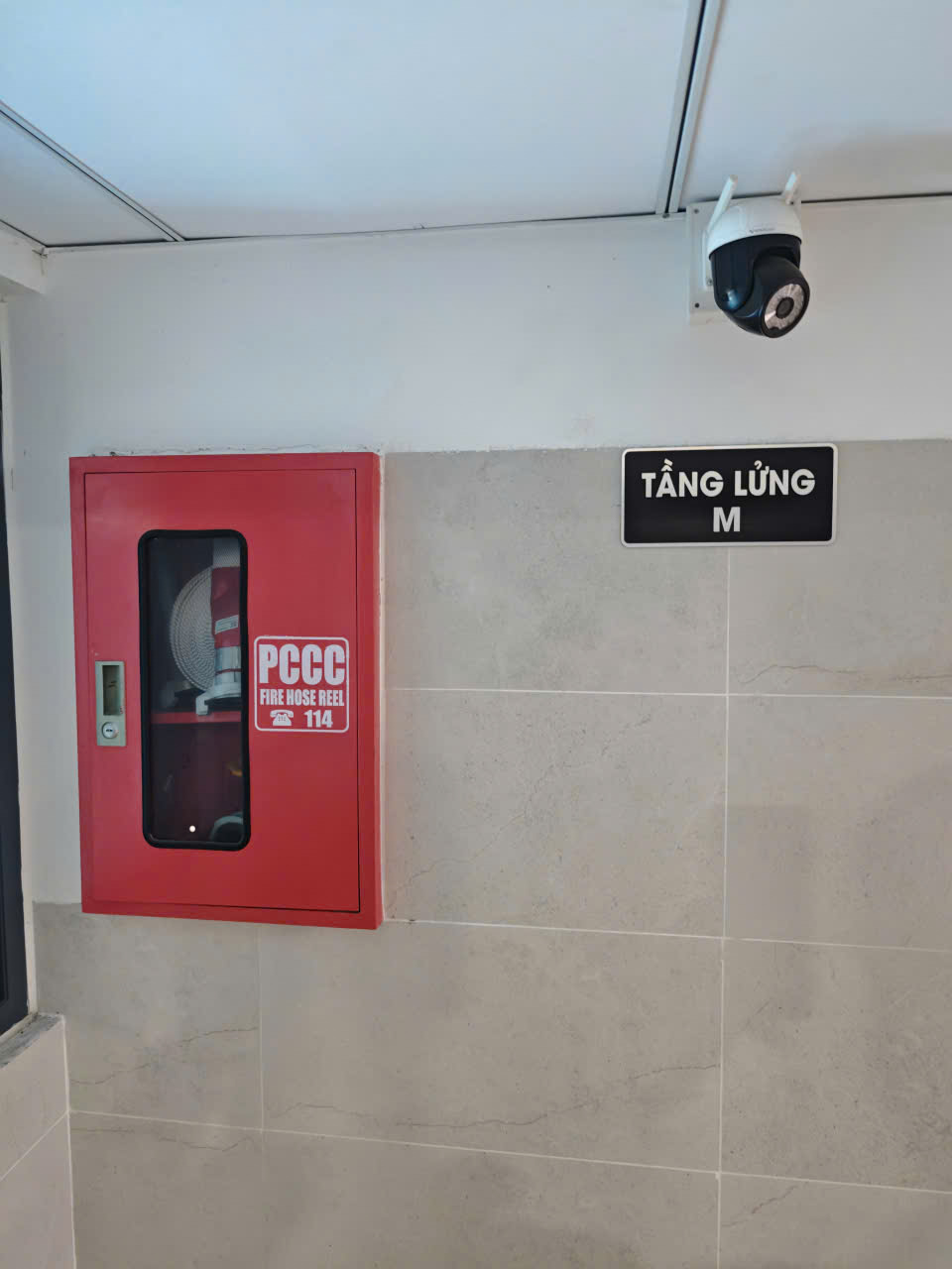 Tủ vòi chữa cháy ở lửng