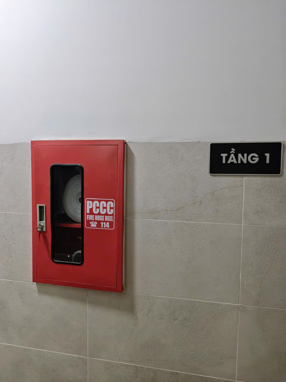 Tủ vòi chữa cháy ở lầu 1