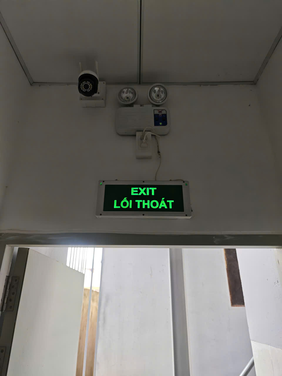 Đèn thoát hiểm & lối thoát hiểm lầu 1