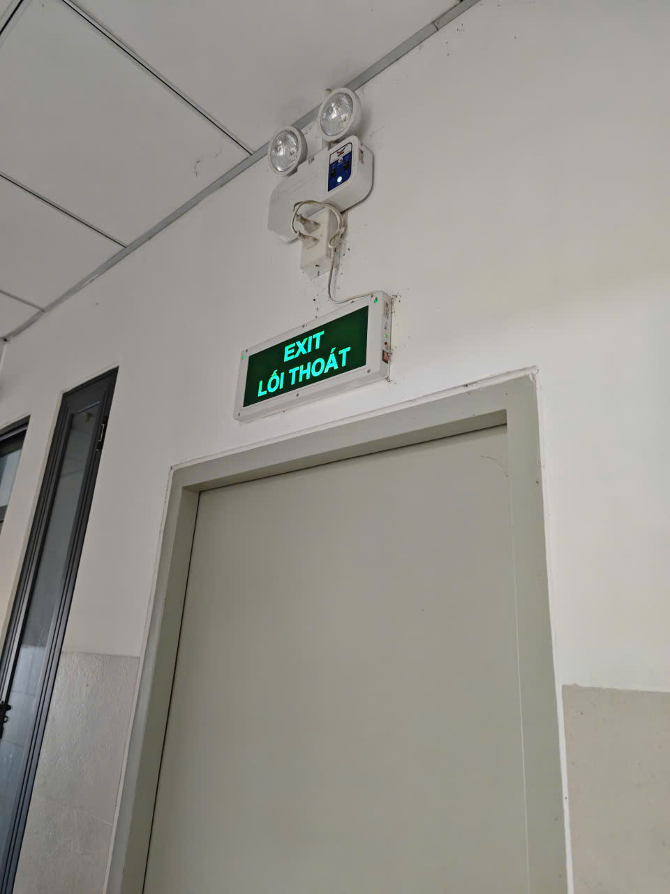 Đèn thoát hiểm & lối thoát hiểm lầu 3