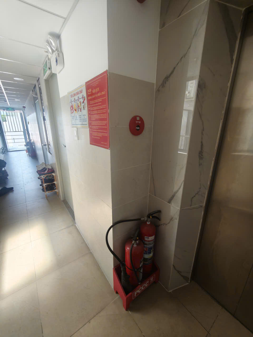 Bình chữa cháy ở & chuông báo cháy  lầu 4