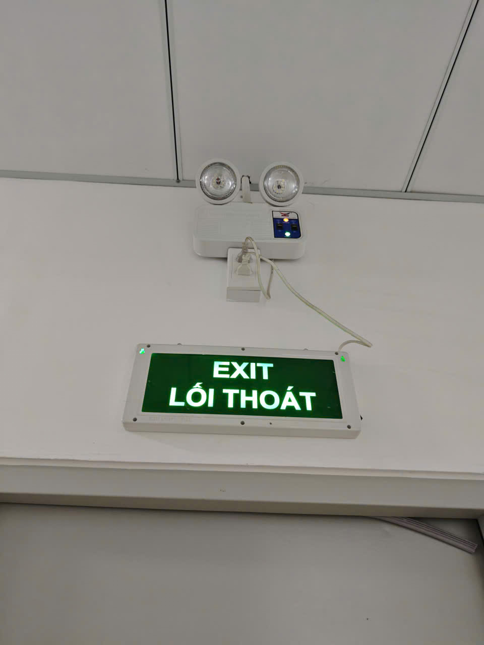 Đèn thoát hiểm lầu 4