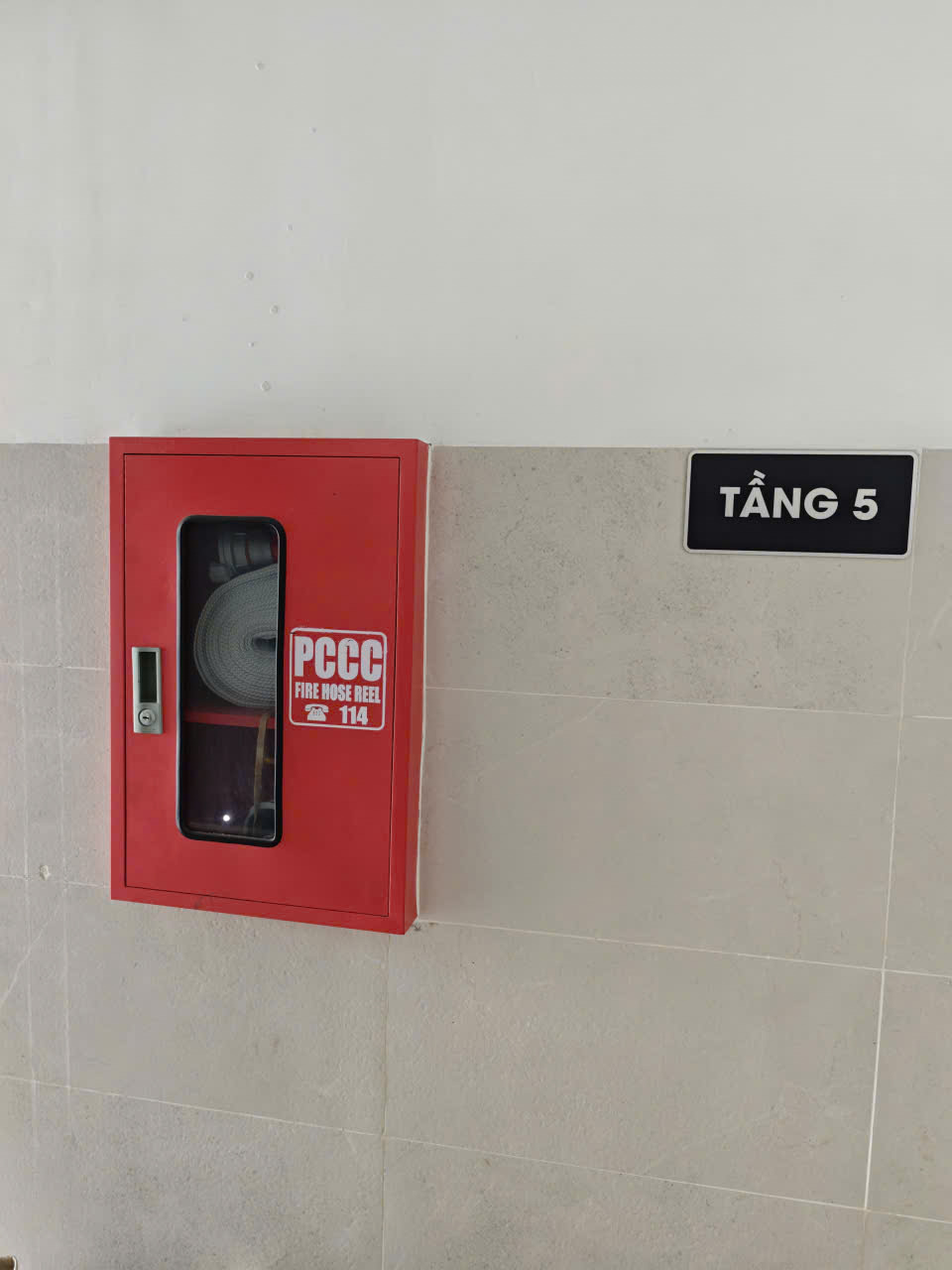 Tủ vòi chữa cháy ở lầu 5
