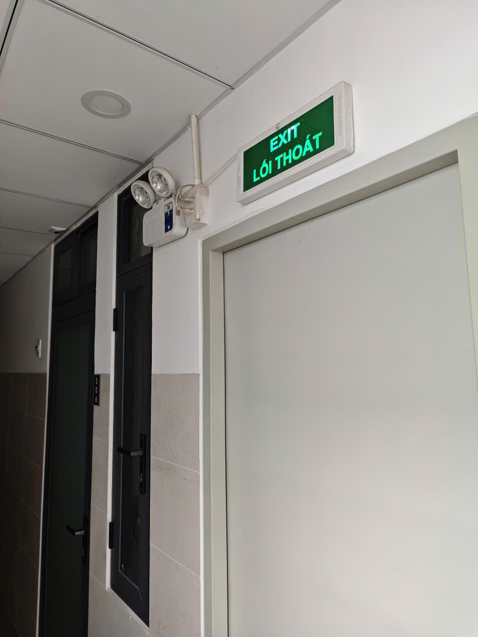 Đèn thoát hiểm & lối thoát hiểm lầu 5