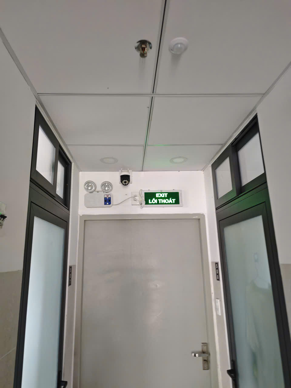 Đèn thoát hiểm & lối thoát hiểm lầu 5