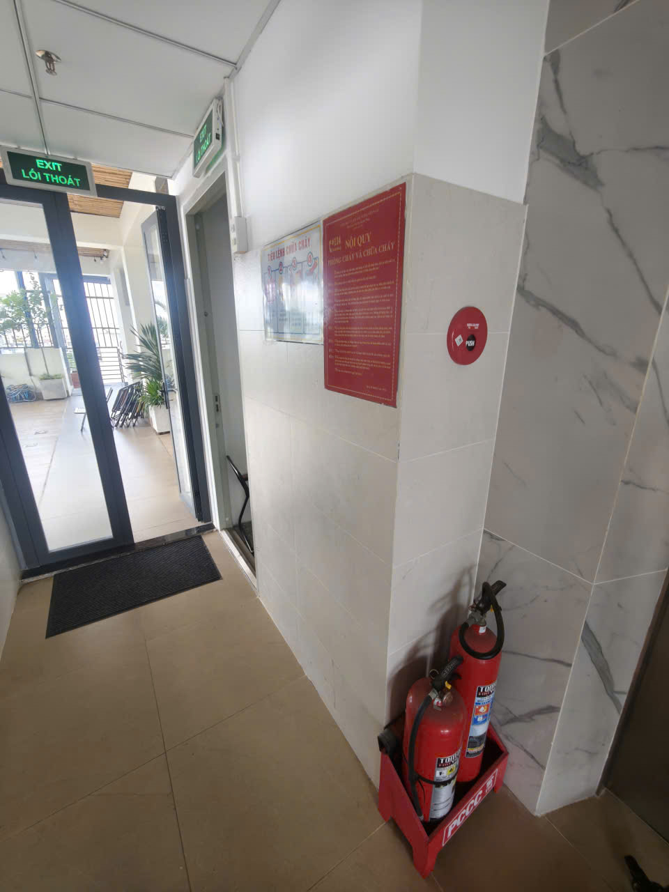 Bình chữa cháy ở lầu 6