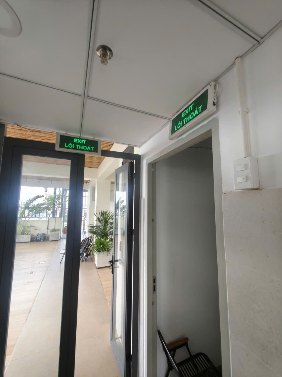 Đèn thoát hiểm & lối thoát hiểm lầu 6