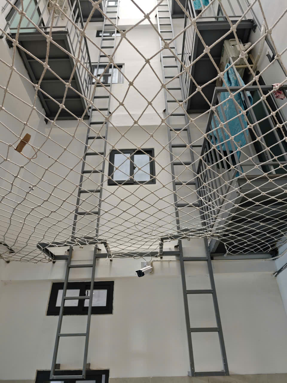 2 thang thoát hiểm giữa và sau nhà