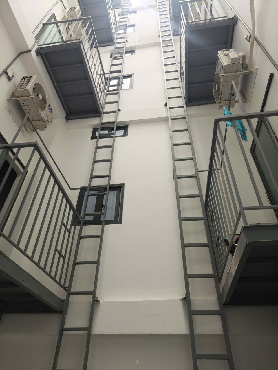 2 thang thoát hiểm giữa và sau nhà