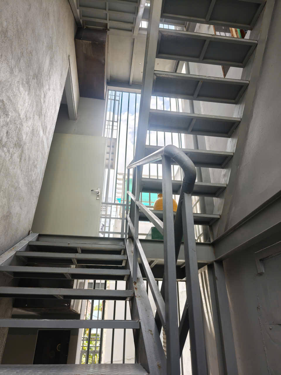 2 thang thoát hiểm giữa và sau nhà