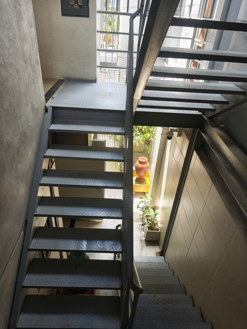 2 thang thoát hiểm giữa và sau nhà