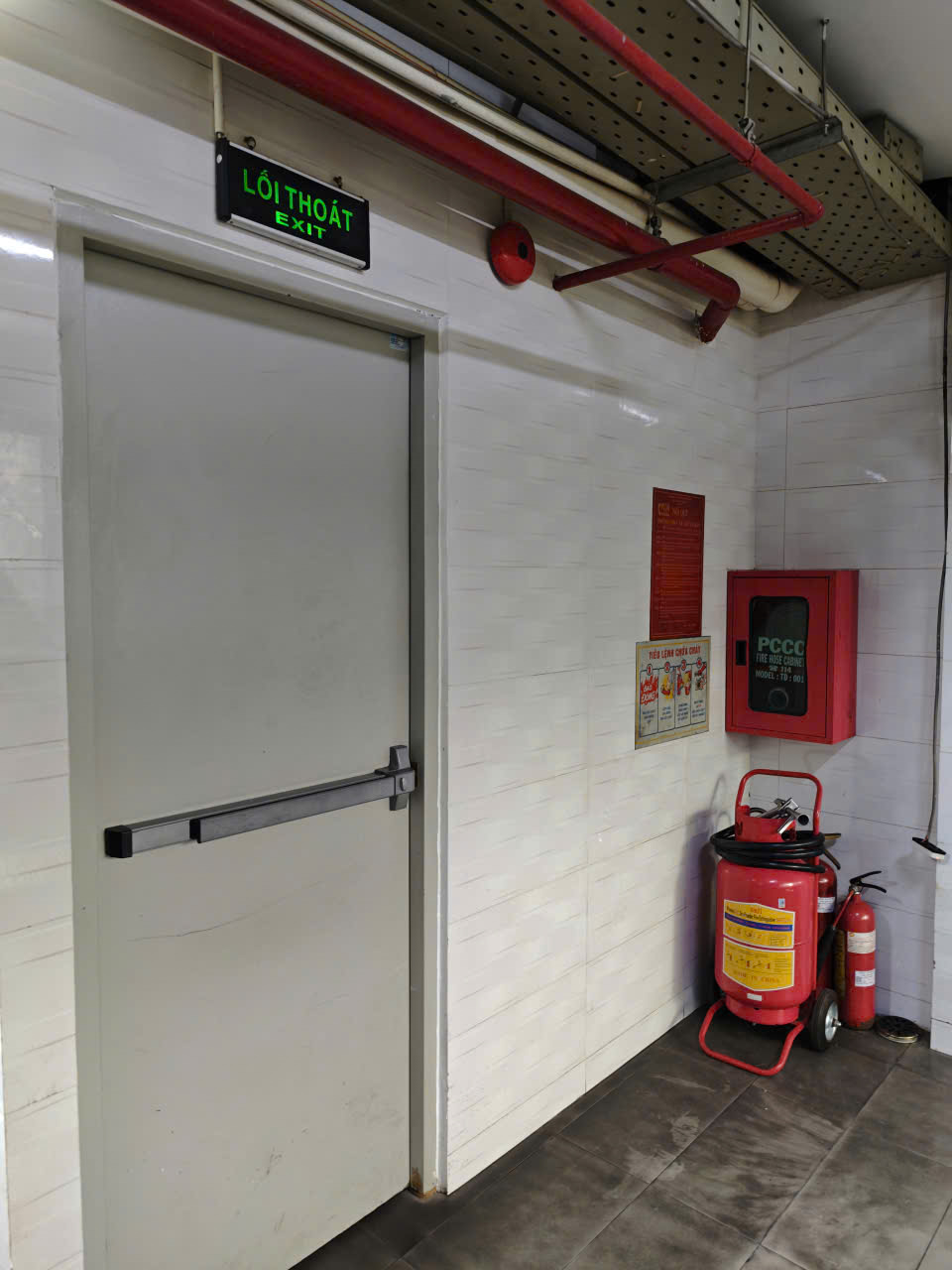 Cửa thoát hiểm chống cháy & Bình chữa cháy ở hầm