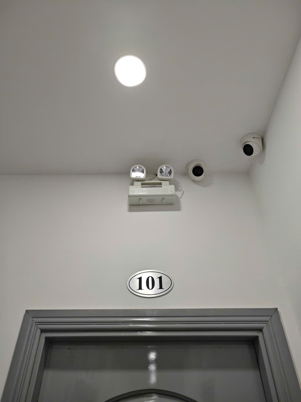 Đèn thoát hiểm lầu 1