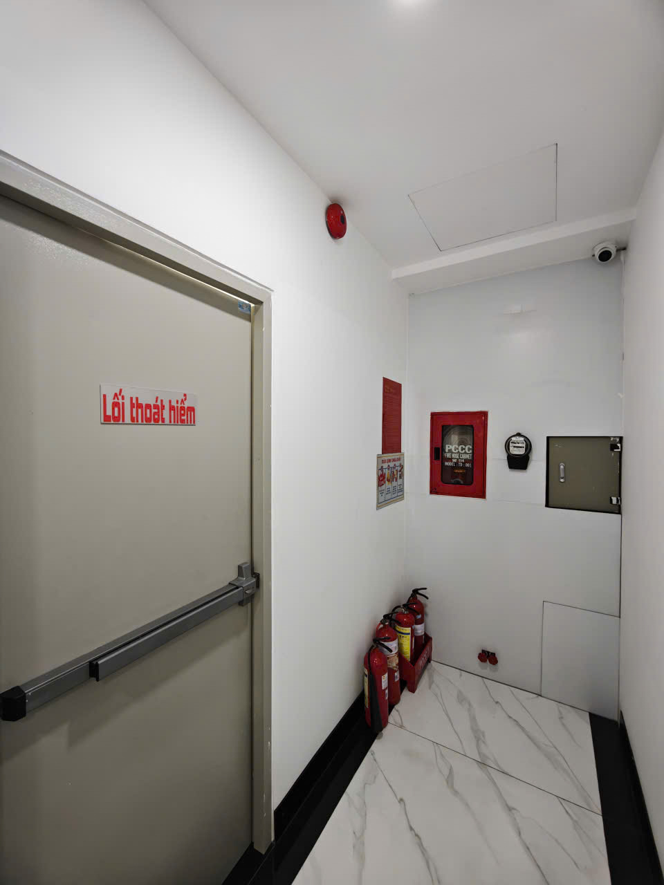 Lối thoát hiểm & Chuông báo cháy & Tủ vòi chữa cháy ở lầu 1