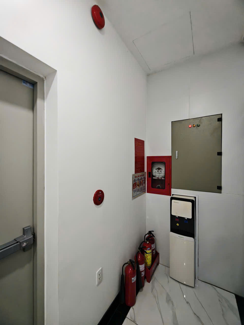 Lối thoát hiểm & Chuông báo cháy & Tủ vòi chữa cháy ở lầu 2