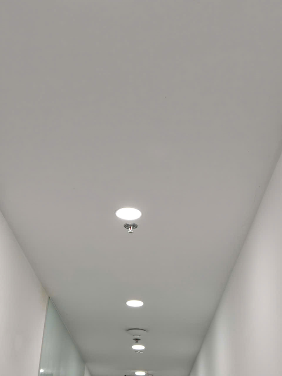 Cảm biến báo khói & Sprinkler tự chữa cháy ở hành lang lầu 2