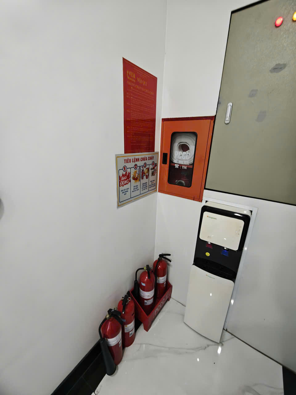 Tủ vòi chữa cháy & bình chữa cháy & tiêu lệnh PCCC ở lầu 3