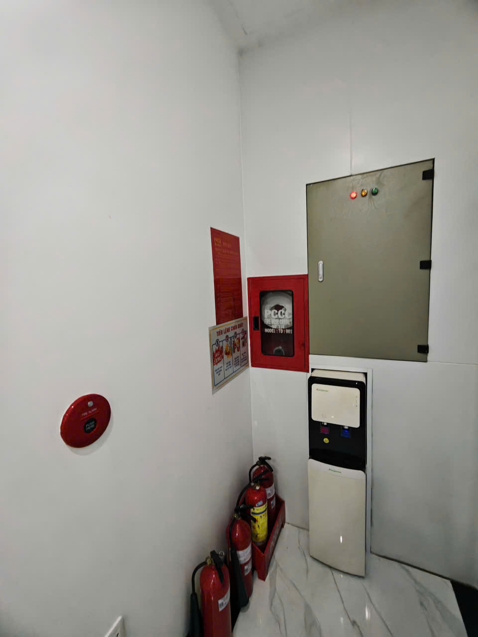 Tủ vòi chữa cháy & chuông báo cháy & tiêu lệnh PCCC ở lầu 4