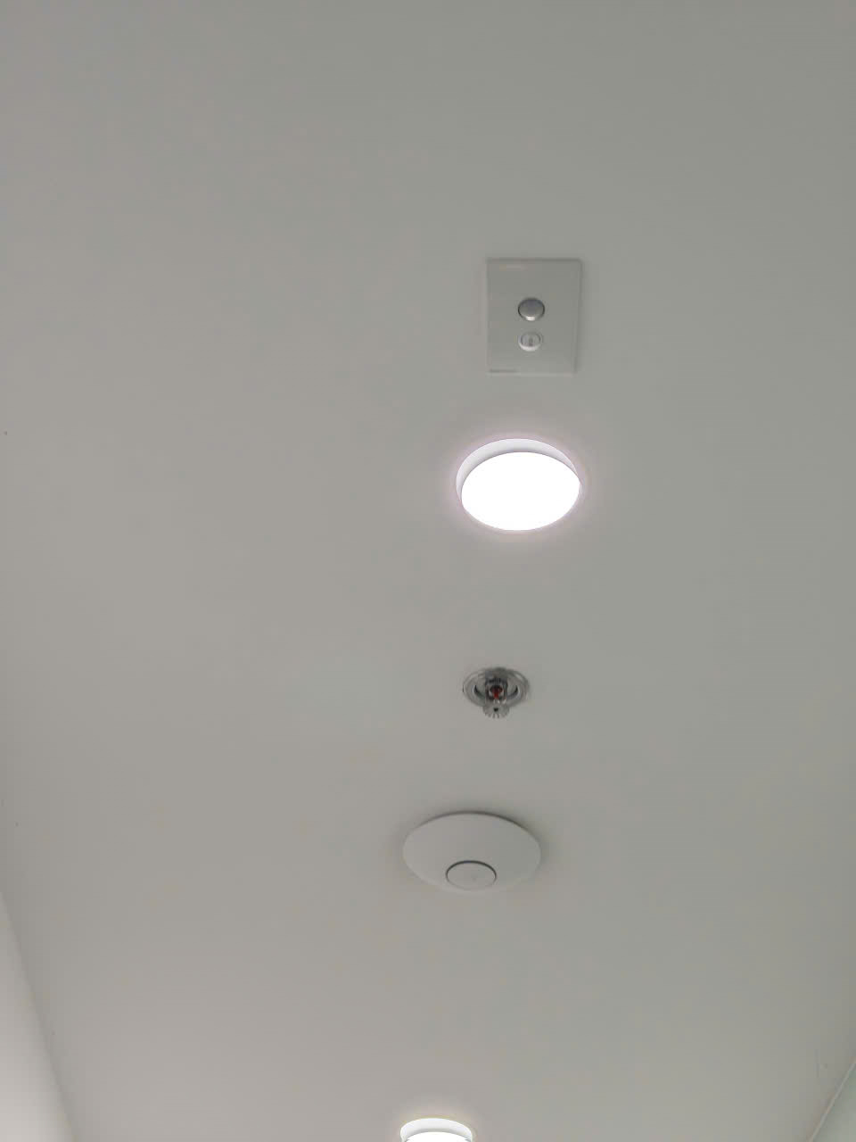 Cảm biến báo khói & Sprinkler tự chữa cháy ở hành lang lầu 4