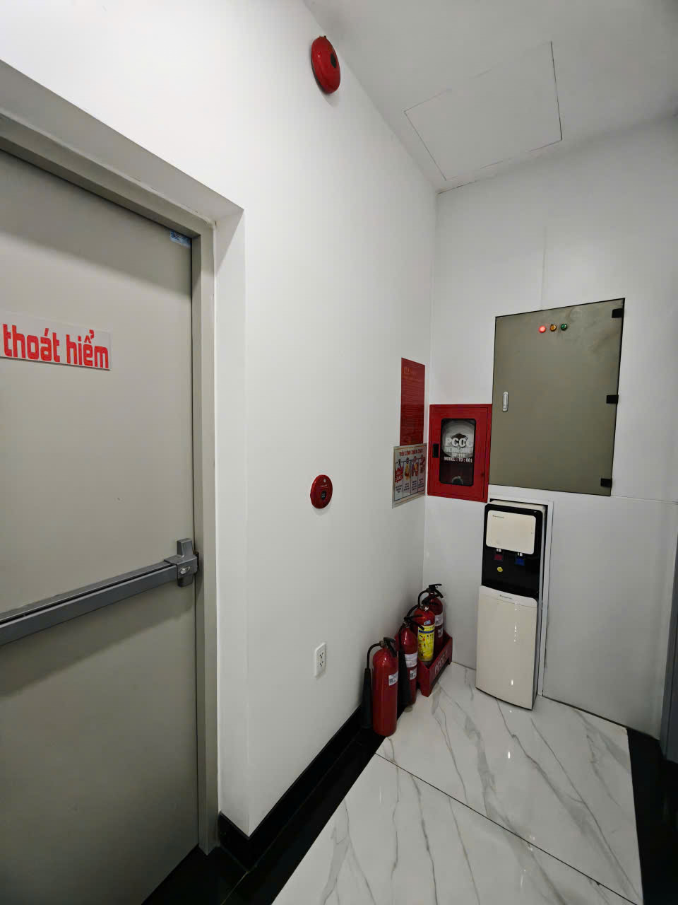 Lối thoát hiểm & Tủ vòi chữa cháy & chuông báo cháy ở lầu 5