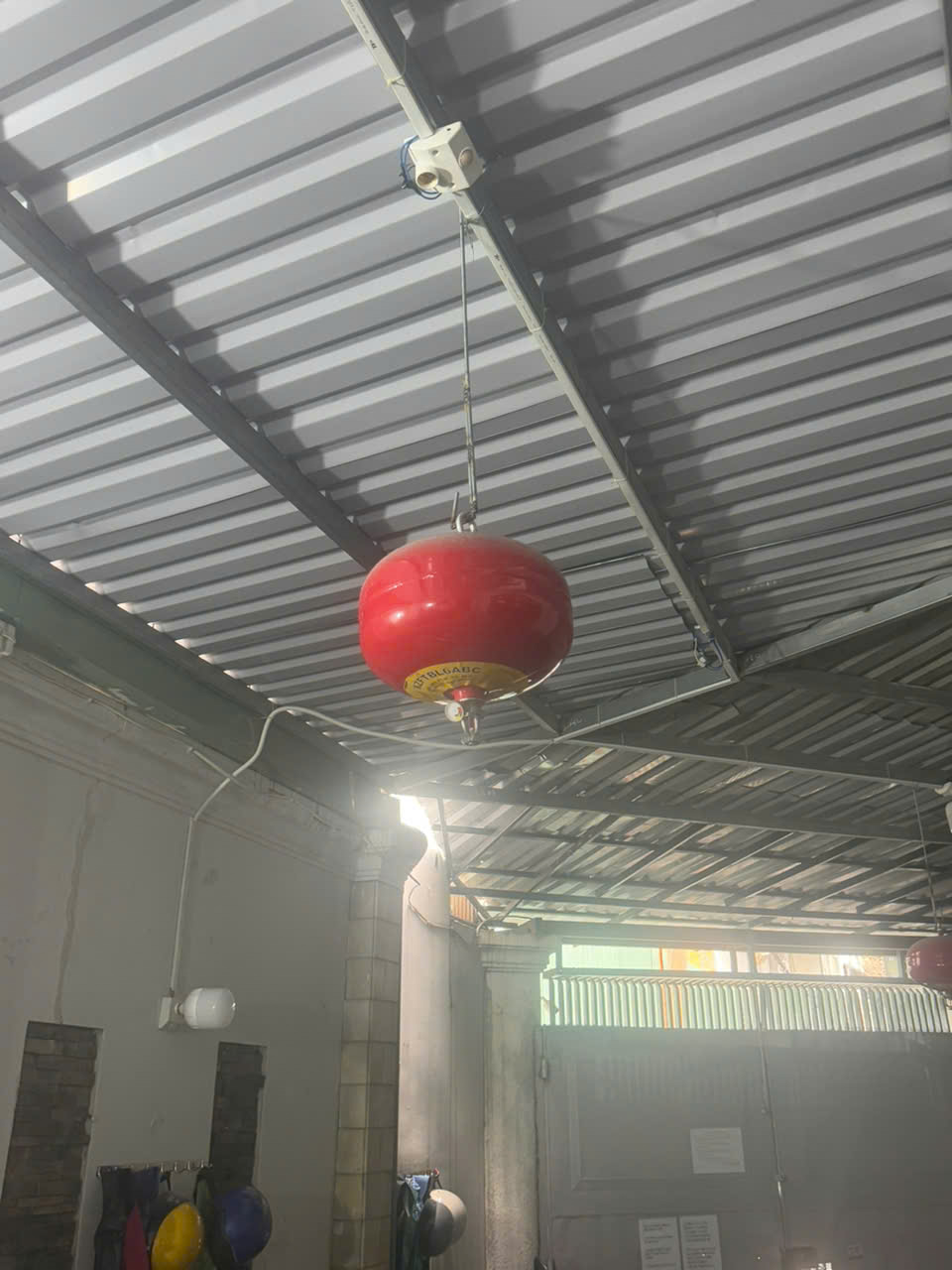 Bình tự chữa cháy ở tầng trệt