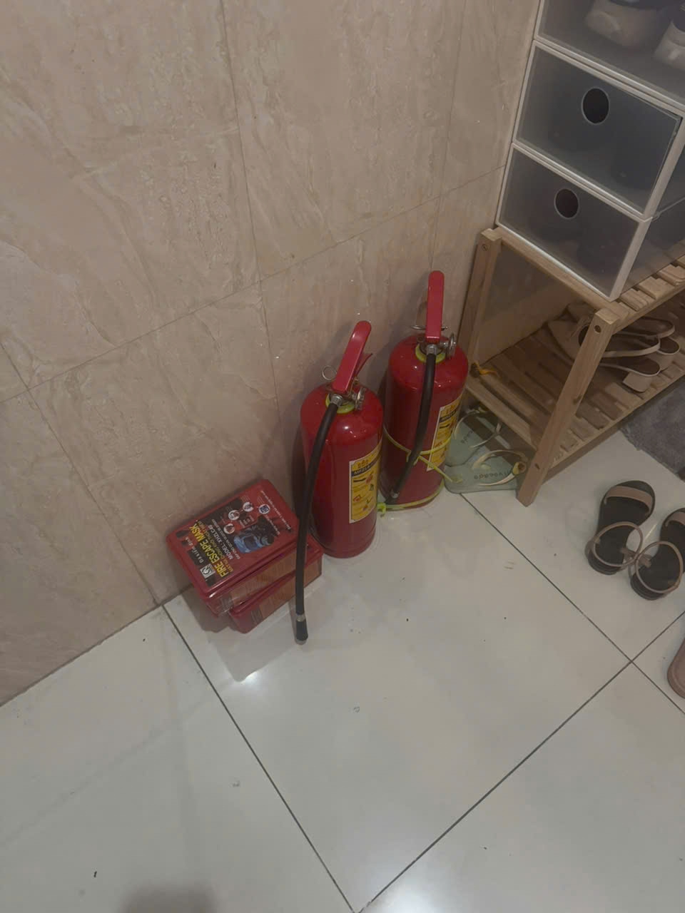 Bình chữa cháy & Mặt nạ chống độc ở tầng trệt