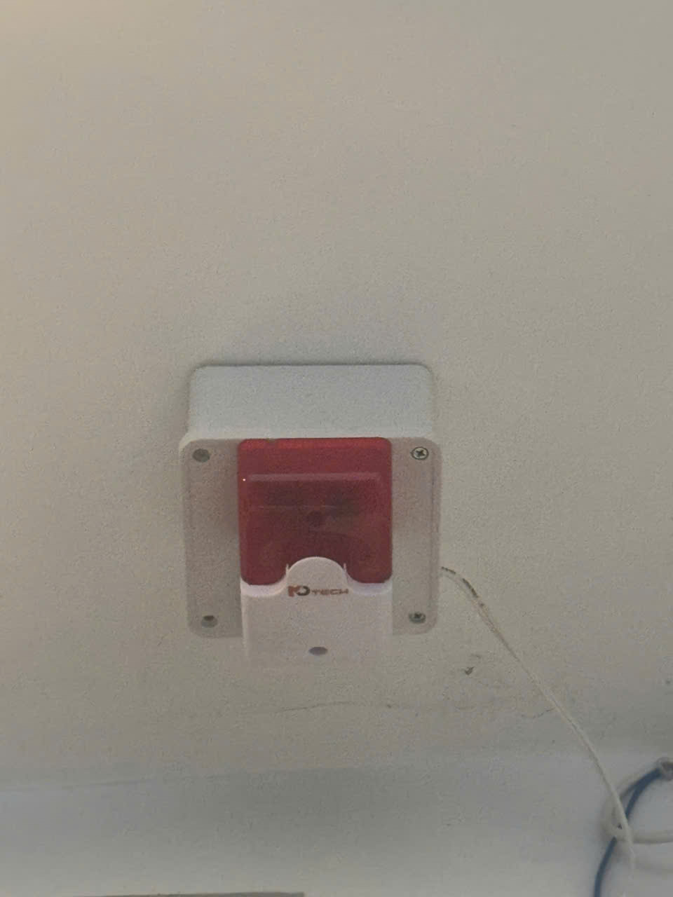 Nút bấm chuông báo cháy ở lầu 1