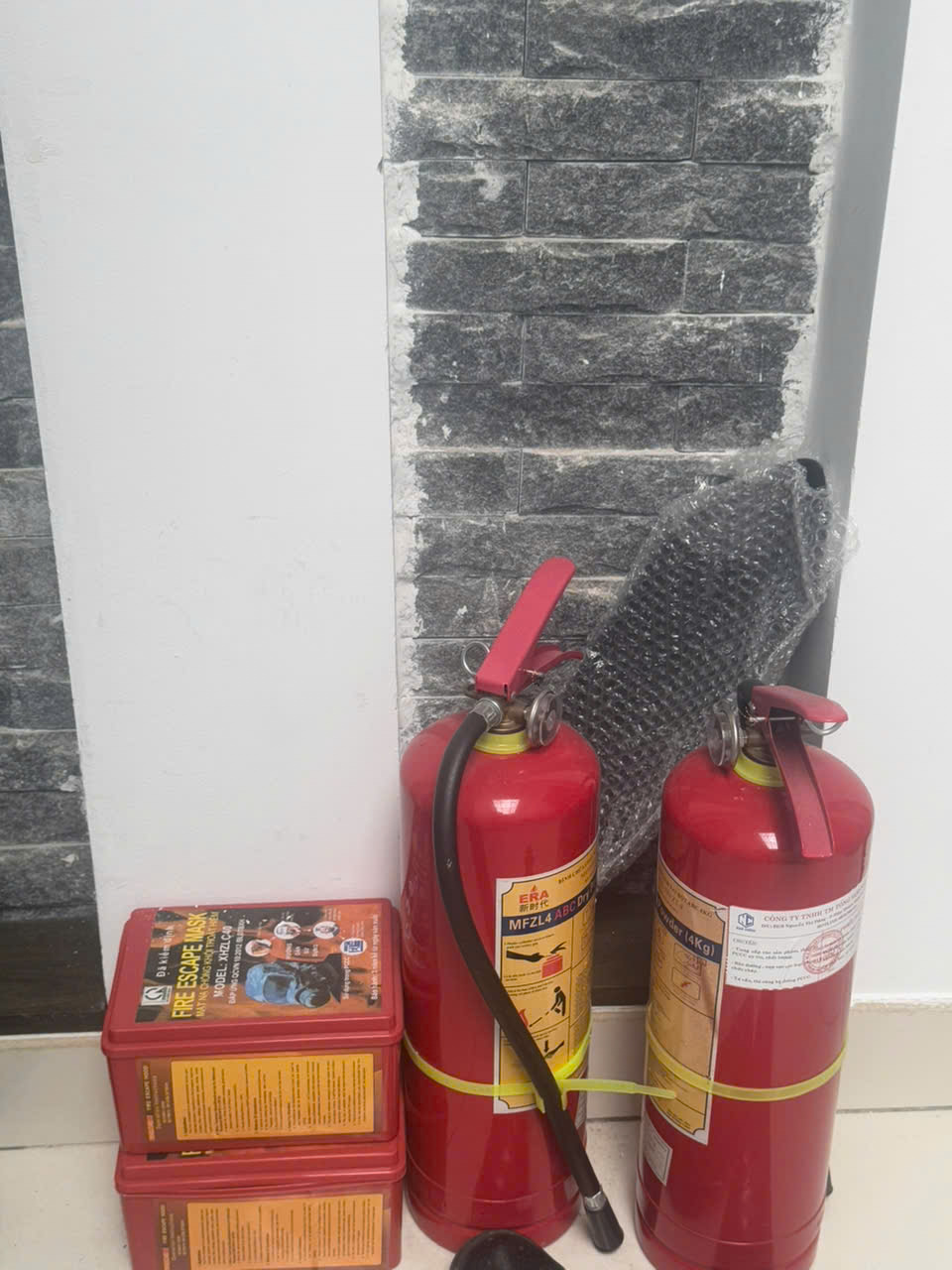 Bình chữa cháy & Mặt nạ chống độc ở lầu 2