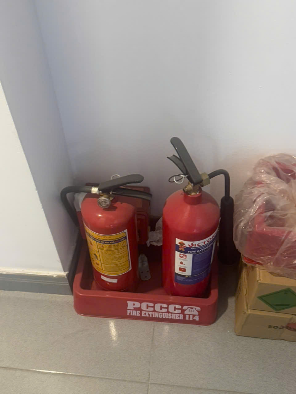 Bình chữa cháy & Mặt nạ chống độc ở hành lang tầng trệt
