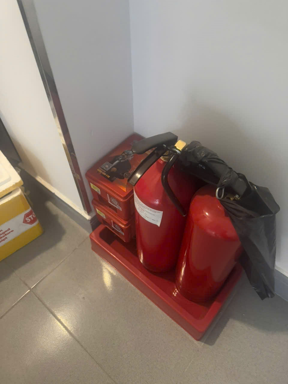 Bình chữa cháy & Mặt nạ chống độc ở hành lang lầu 1