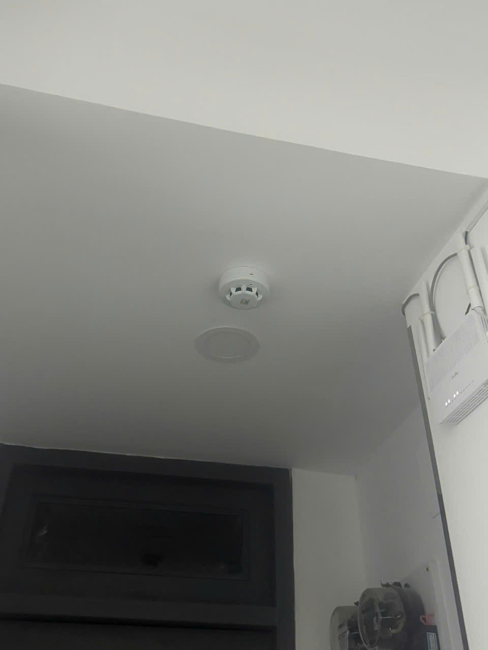 Cảm biến báo khói ở hành lang lầu 2