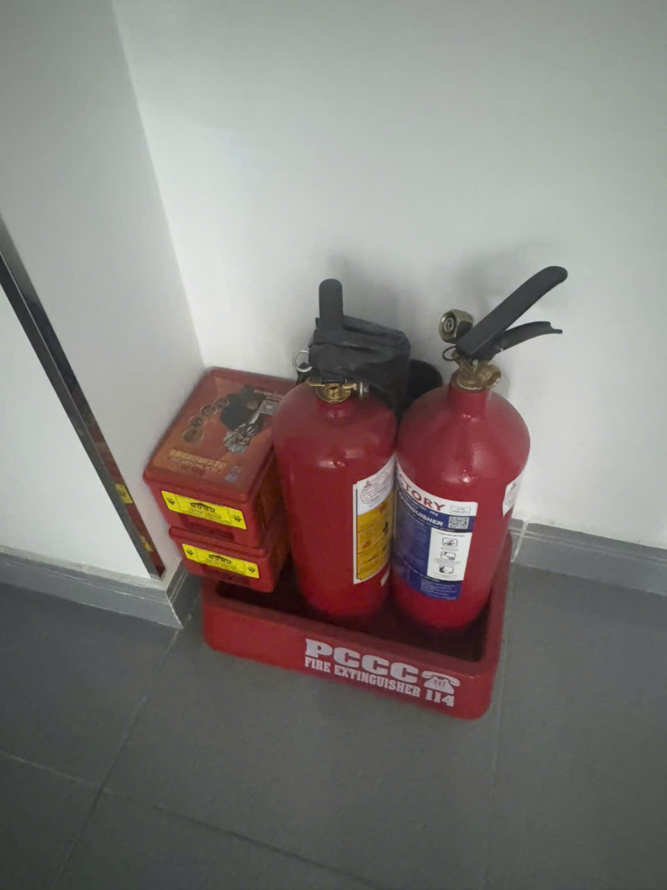 Bình chữa cháy & Mặt nạ chống độc ở hành lang lầu 2