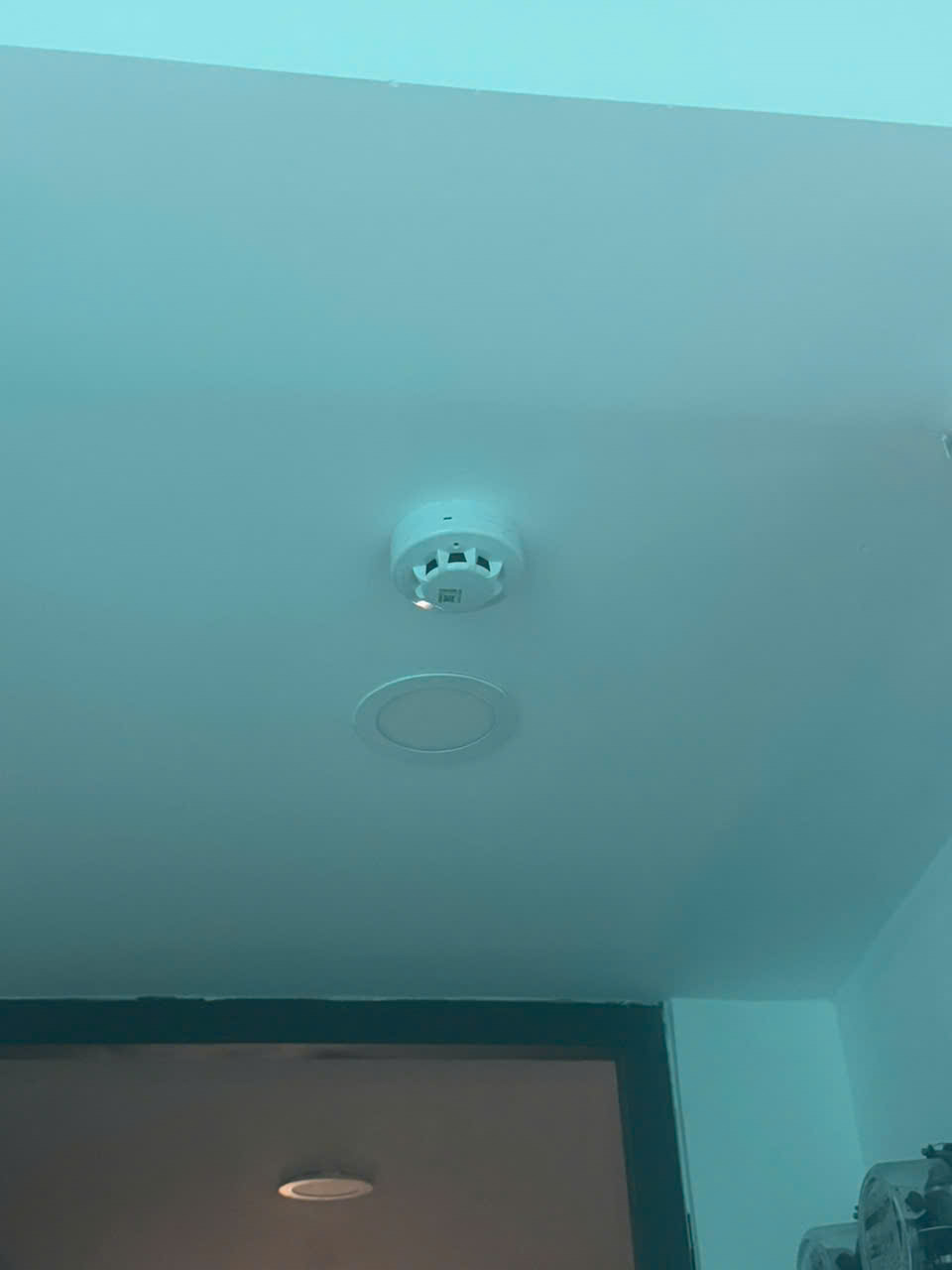 Cảm biến báo khói ở hành lang lầu 3