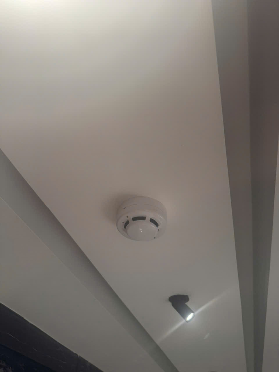 Cảm biến báo khói ở lầu 4