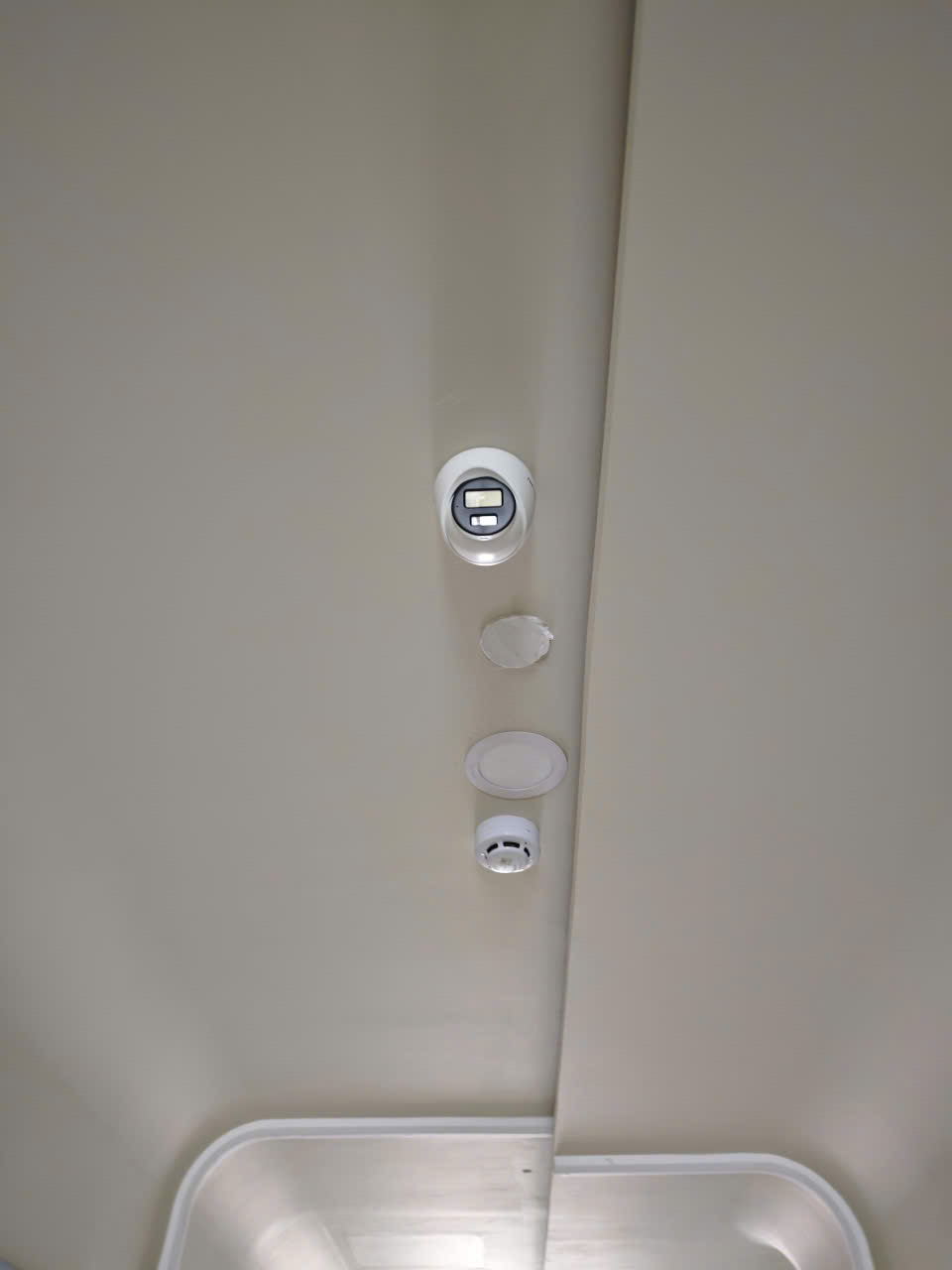 Cảm biến báo khói ở hành lang lầu 7