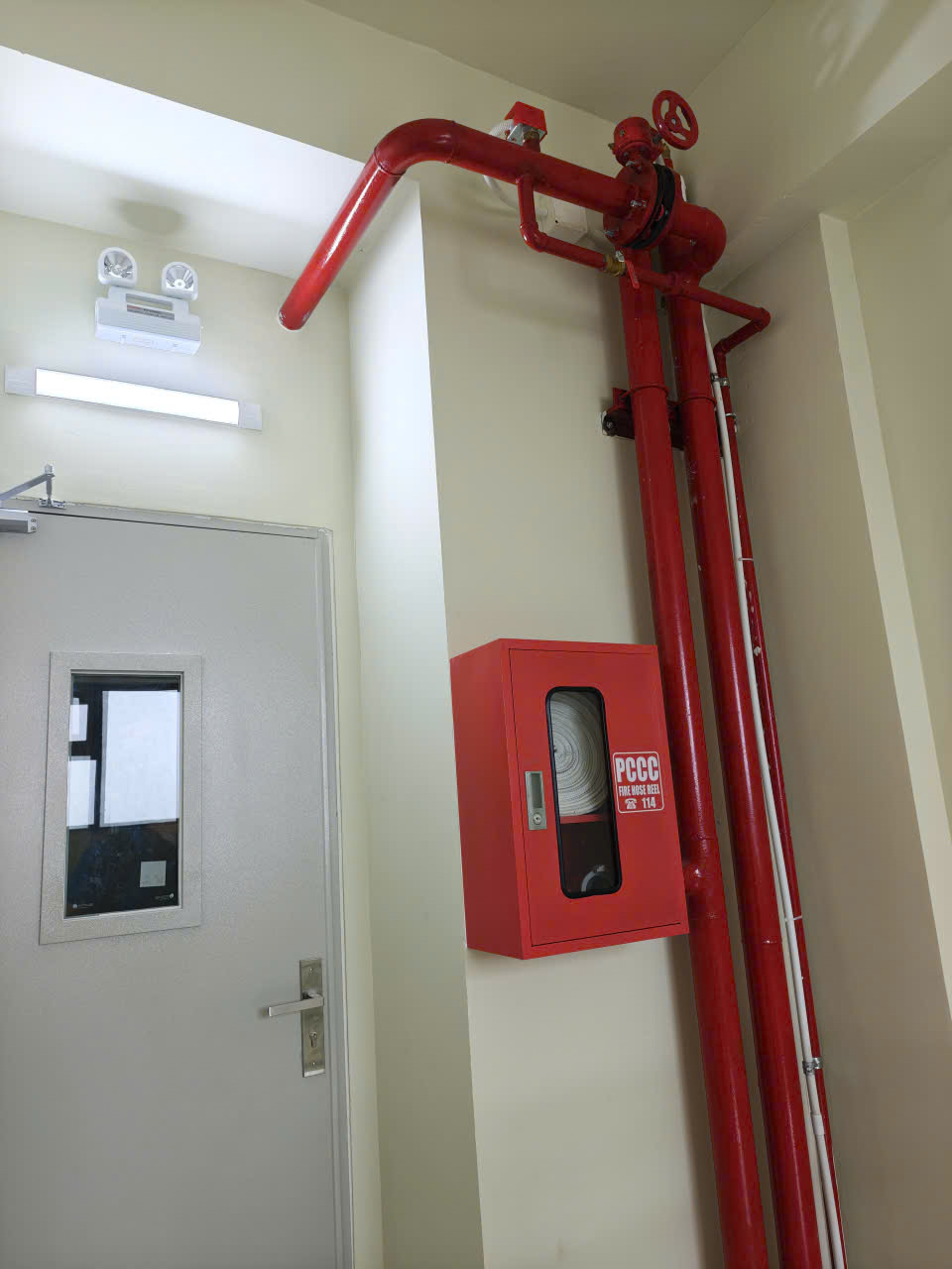 Cửa thoát hiểm & Tủ vòi chữa cháy ở lầu 7