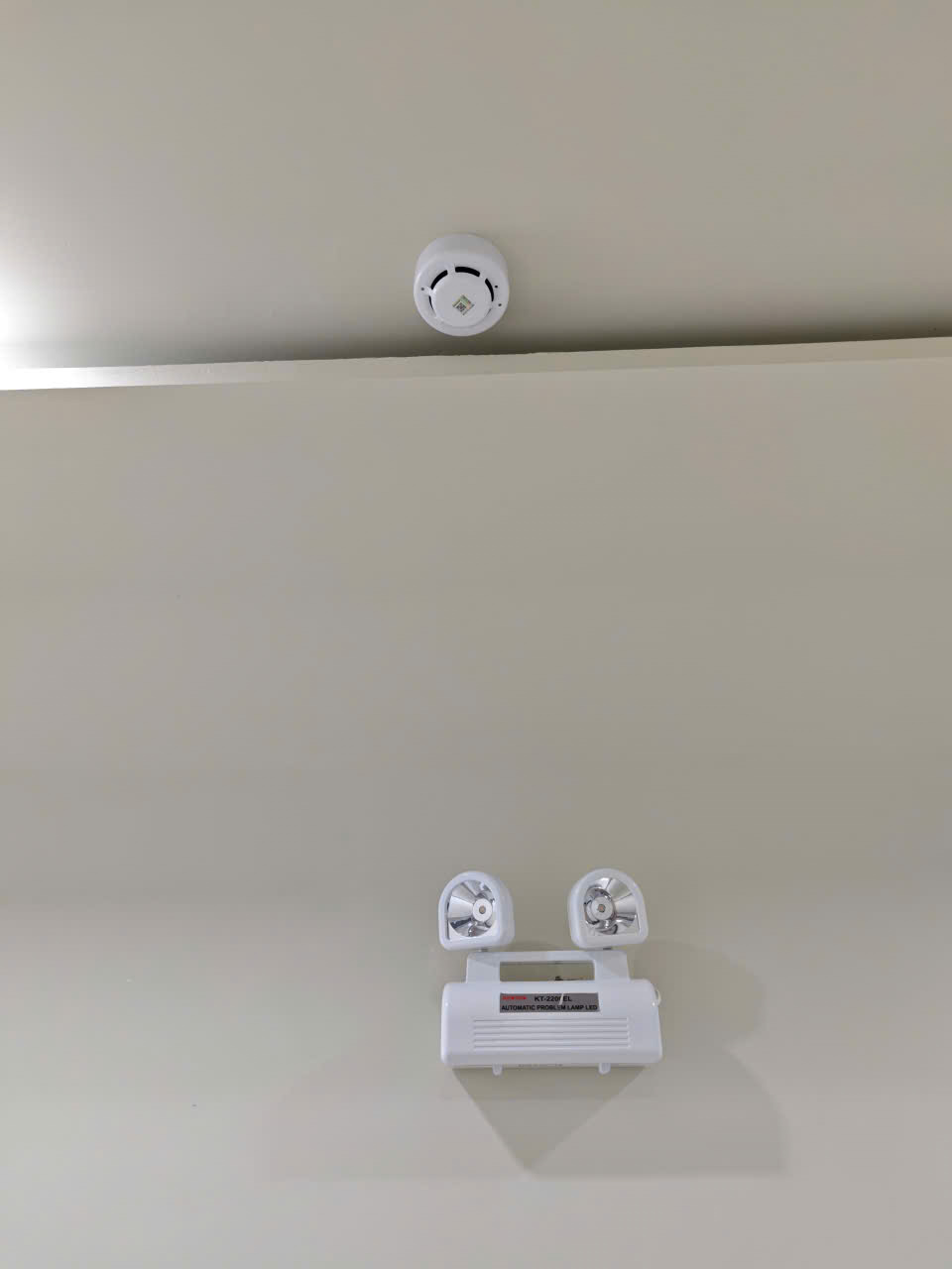 Cảm biến báo khói & đèn thoát hiểm ở lầu 6
