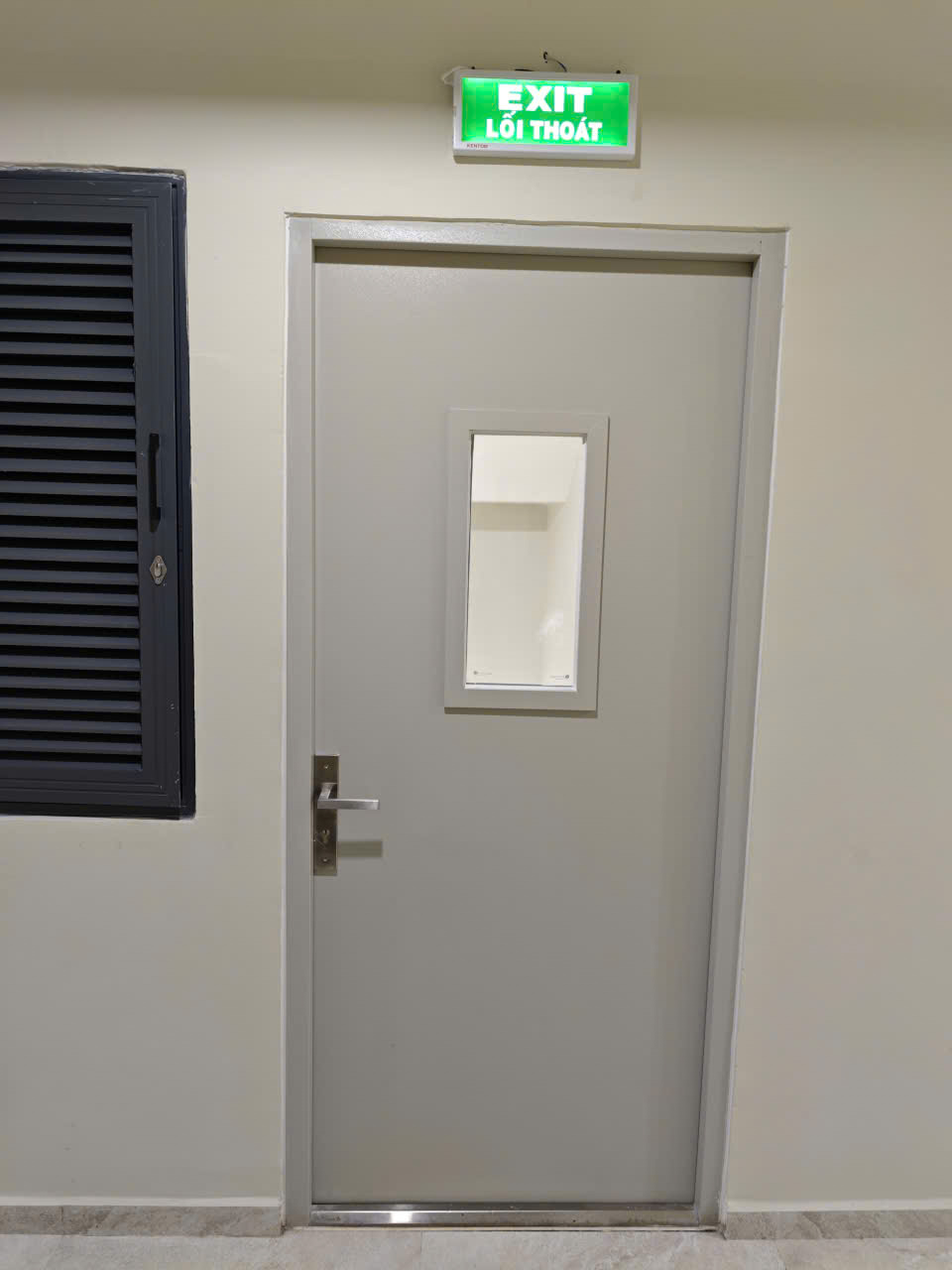 Cửa chống cháy thoát hiểm ở lầu 6