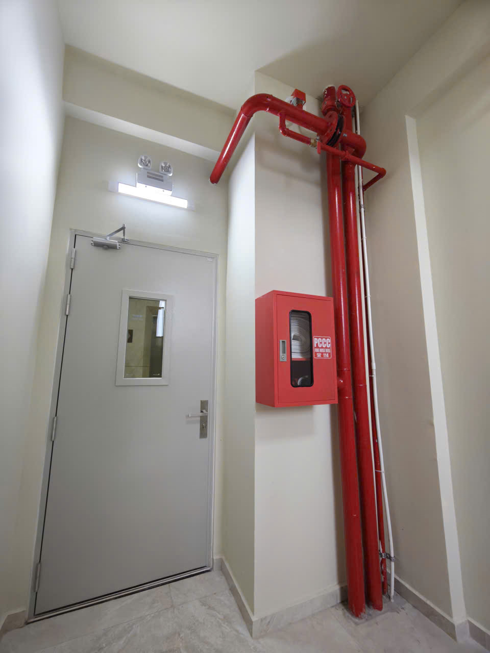 Cửa thoát hiểm & Tủ vòi chữa cháy ở lầu 6