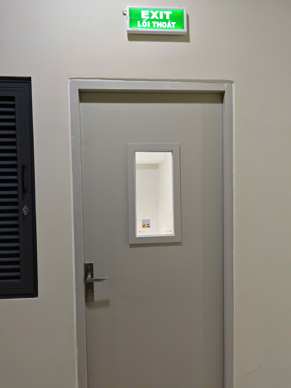 Cửa chống cháy thoát hiểm ở lầu 5