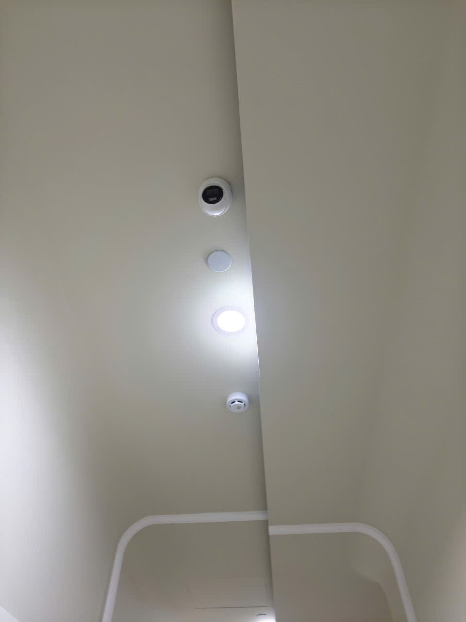 Cảm biến báo khói ở hành lang lầu 5