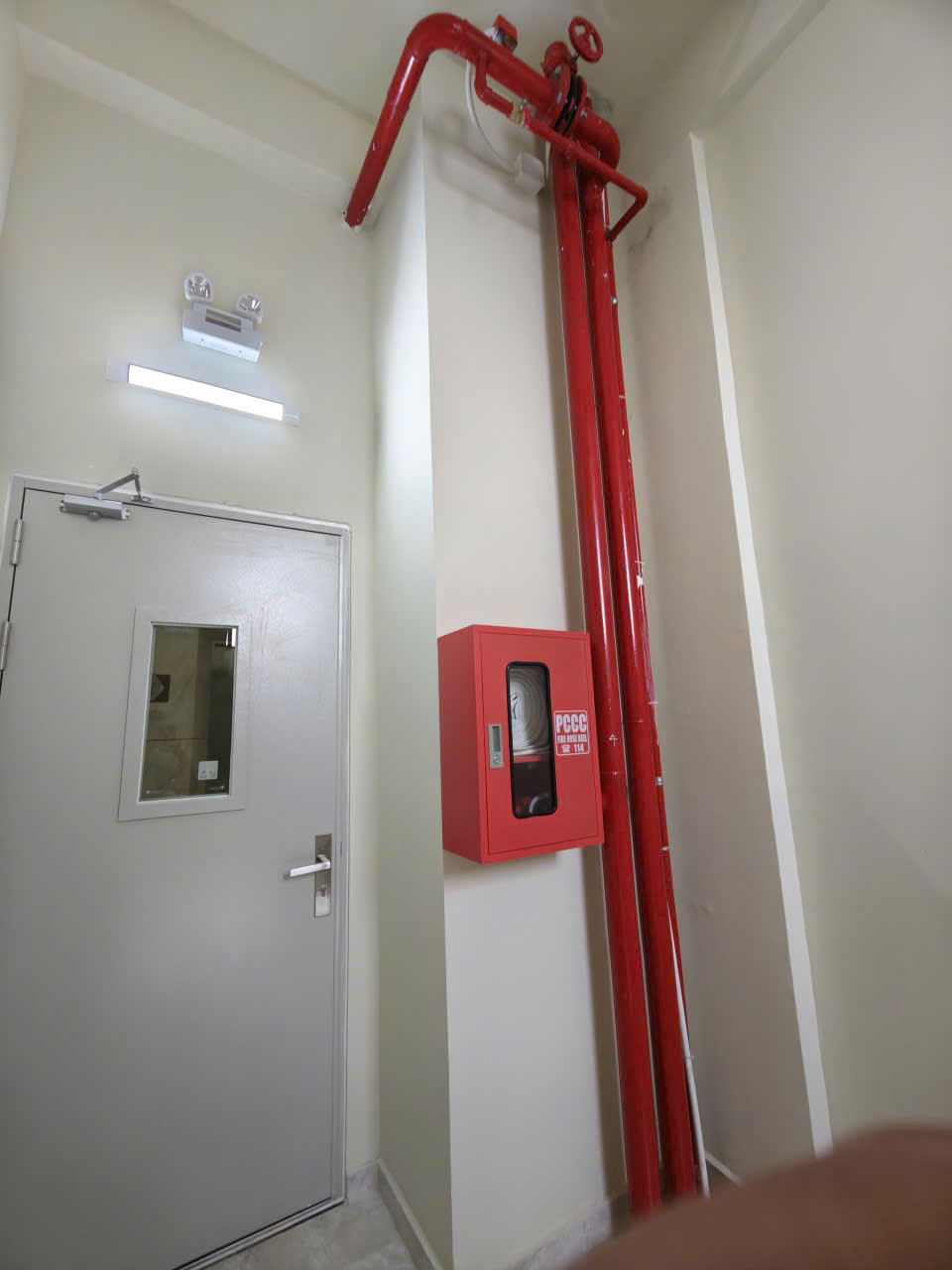 Cửa thoát hiểm & Tủ vòi chữa cháy ở lầu 5