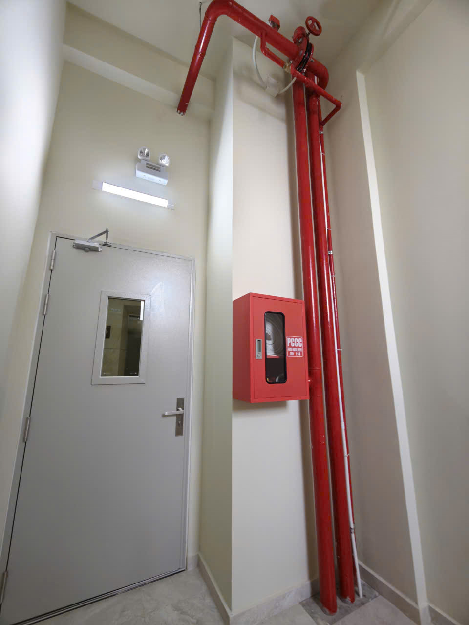 Cửa thoát hiểm & Tủ vòi chữa cháy ở lầu 4