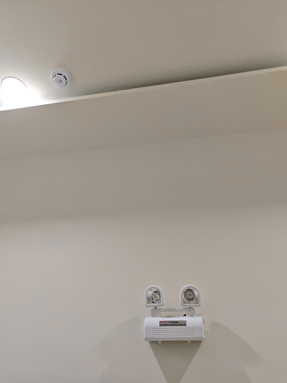 Cảm biến báo khói & đèn thoát hiểm ở lầu 4