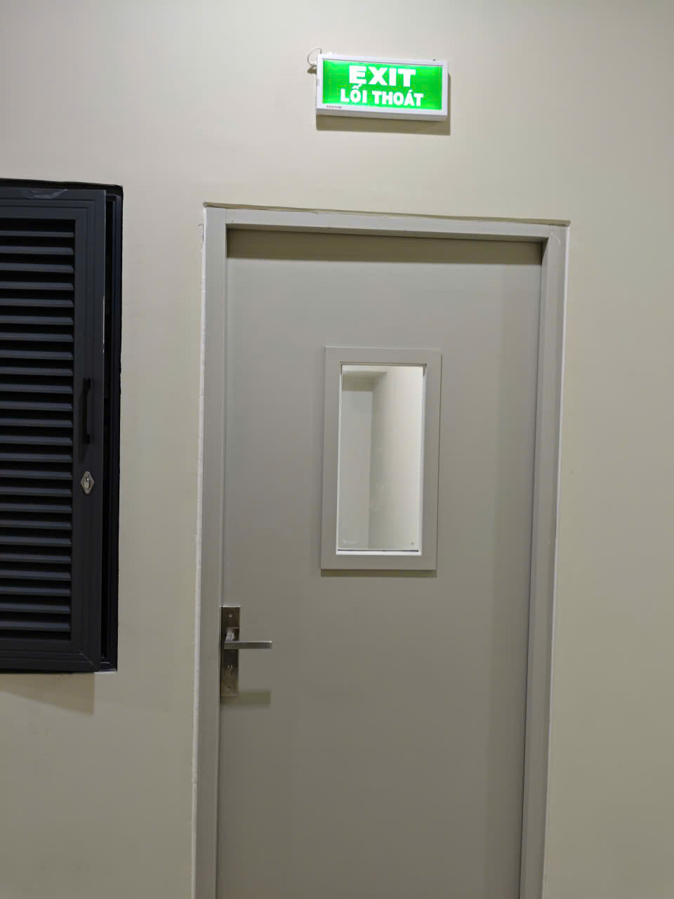 Cửa chống cháy thoát hiểm ở lầu 4