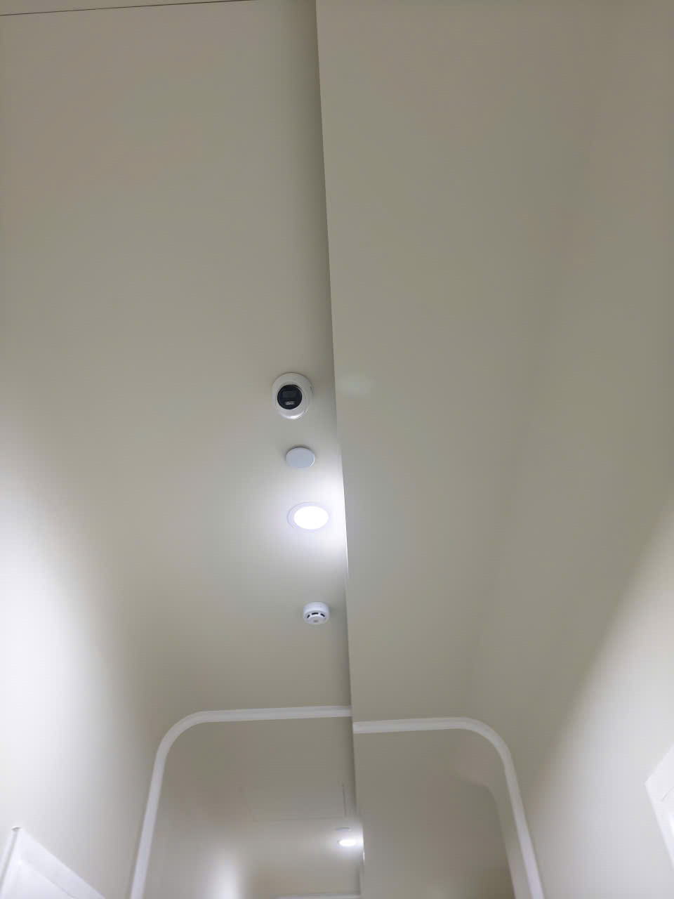 Cảm biến báo khói ở hành lang lầu 4