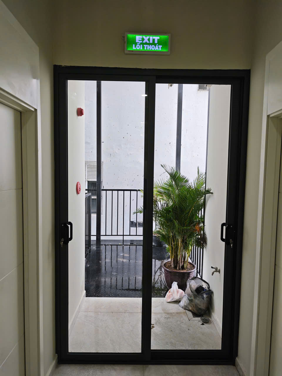 Chuông báo cháy & đèn thoát hiểm ở hành lang lầu 4